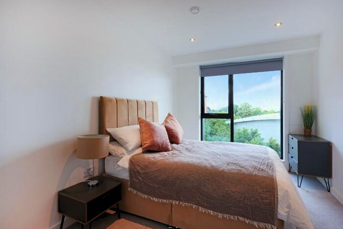 1 Bedroom Flat To Rent In Sutton Court Road, Sutton, Surrey, SM1