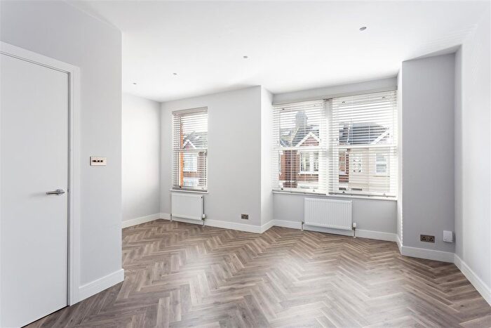 2 Bedroom Flat To Rent In Bollo Lane, Chiswick, W4