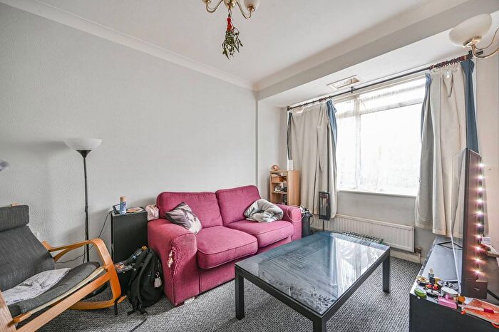 2 Bedroom Property For Sale In Queens Road, Wood Green, London, N11