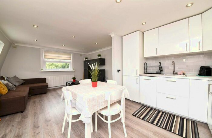 2 Bedroom Flat To Rent In Sunny Gardens Road, London, NW4