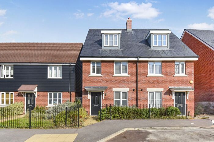 3 Bedroom Semi-detached House For Sale In Walker Mead, Biggleswade, SG18