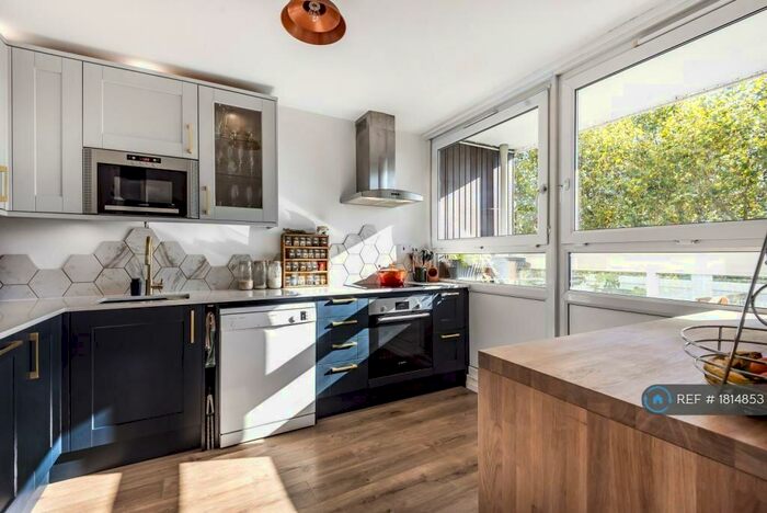 3 Bedroom Flat To Rent In Aberfeldy House, London, SE5