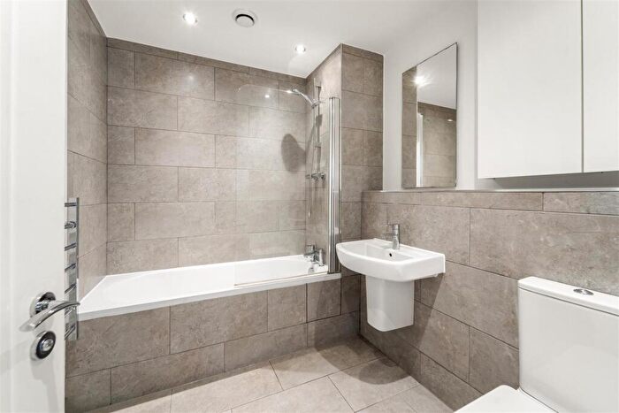 2 Bedroom Apartment To Rent In Maple Court, Cross Street, Sale, M33