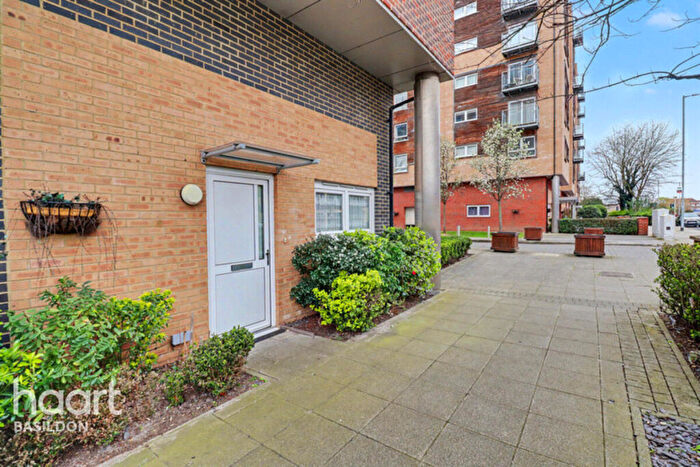 2 Bedroom Apartment For Sale In Cherrydown East, Basildon, SS16
