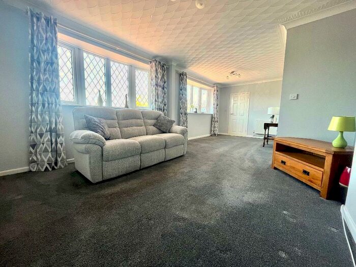 3 Bedroom Detached Bungalow For Sale In Mixes Hill Road, Stopsley, Luton, Bedfordshire, LU2