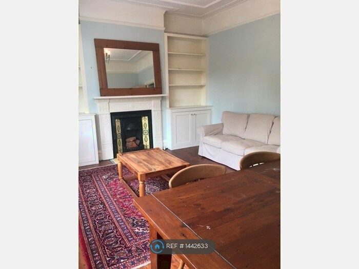 2 Bedroom Flat To Rent In Clapham Common South Side, London, SW4