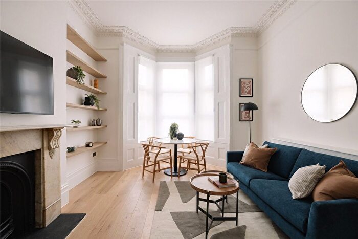 2 Bedroom Flat To Rent In Warwick Road, Earls Court, SW5