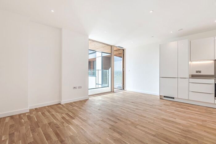 2 Bedroom Flat To Rent In St Marks Square, Bromley, Kent, BR2