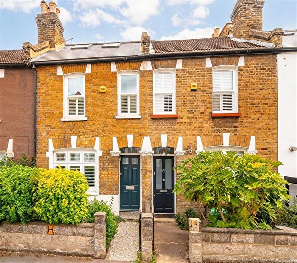 3 Bedroom Property For Sale In York Road, Teddington, TW11
