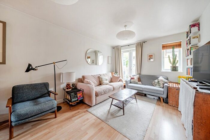 2 Bedroom Flat For Sale In Kelly Avenue, London, SE15