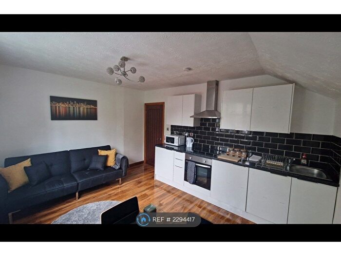 2 Bedroom Flat To Rent In Polygon Road, Manchester, M8