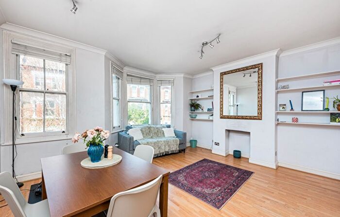 1 Bedroom Maisonette To Rent In Heyford Avenue, SW8