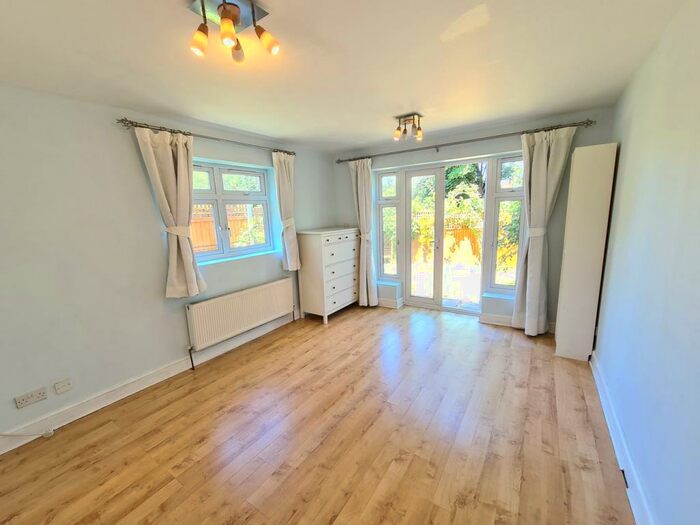 2 Bedroom Flat To Rent In Manor Park Road, London, N2