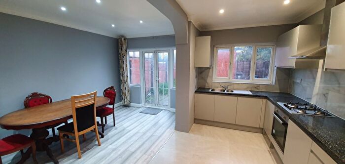 4 Bedroom Semi Detached House To Rent In Great South West Road, Hounslow, TW4