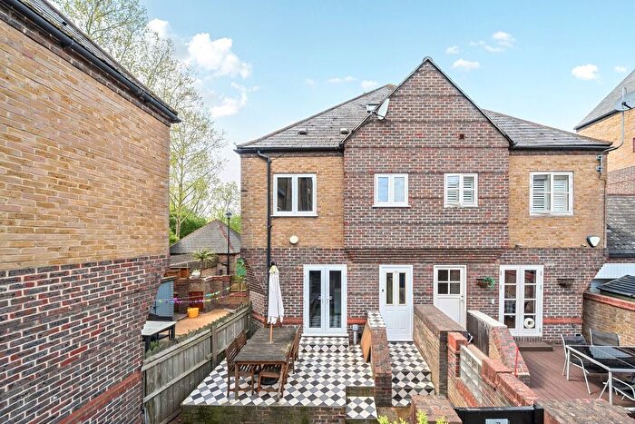 3 Bedroom End Terrace House For Sale In Trafalgar Close, London, SE16