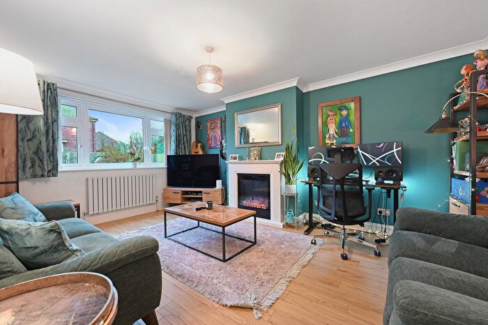 2 Bedroom Maisonette For Sale In Twickenham Gardens, Harrow Weald, Harrow, HA3