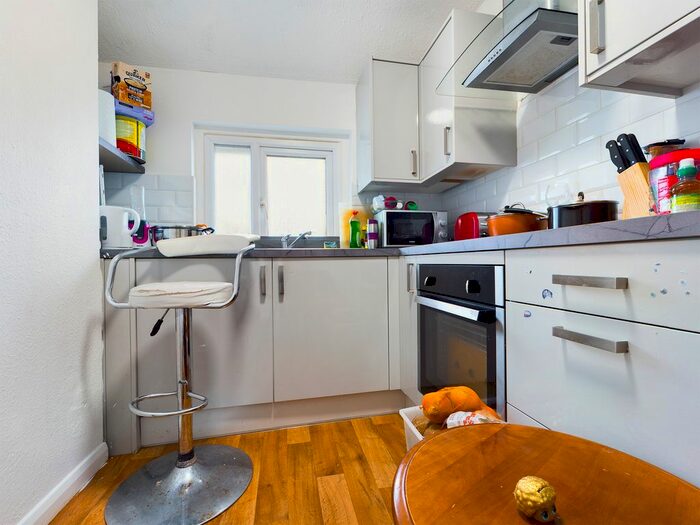 2 Bedroom Flat To Rent In Goring Road, Goring-By-Sea, BN12