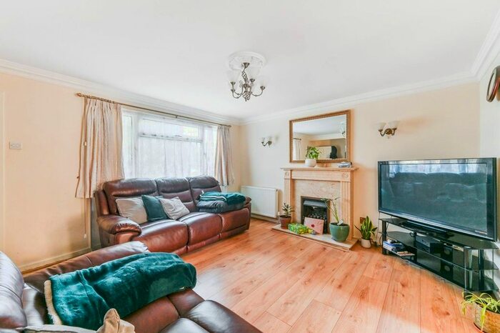 3 Bedroom Semi-Detached House To Rent In Nicola Close, South Croydon, CR2