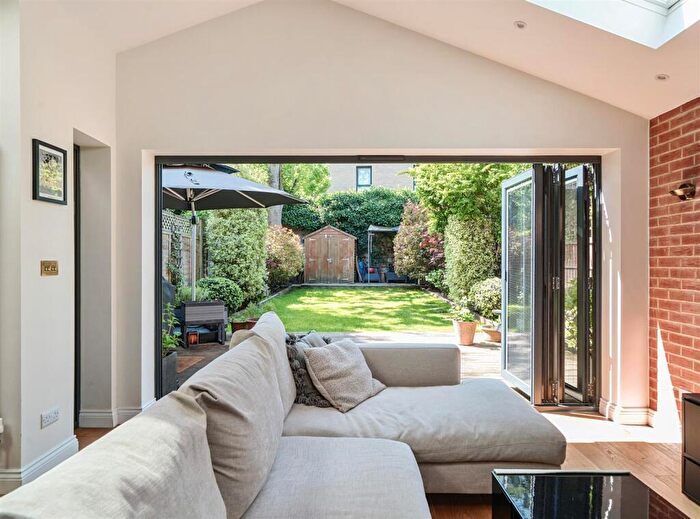 3 Bedroom Apartment For Sale In Brondesbury Park, London, NW2