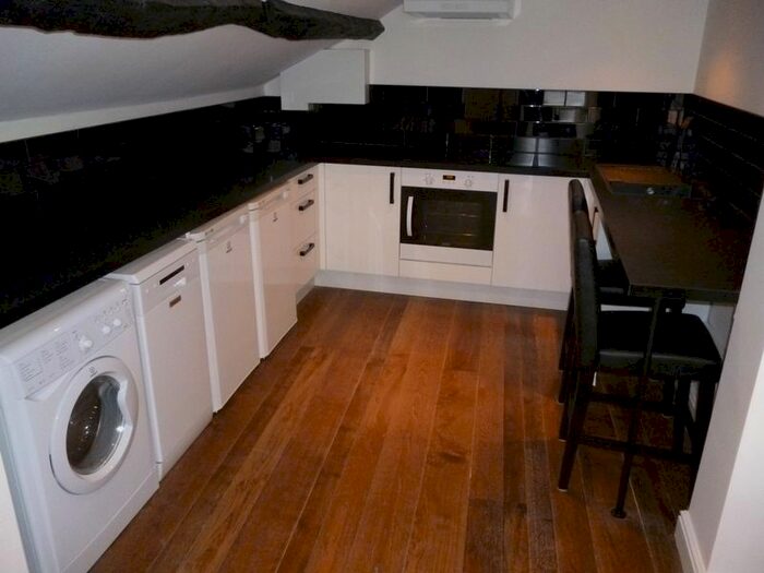 2 Bedroom Flat To Rent In Rose Court, Daventry, NN11