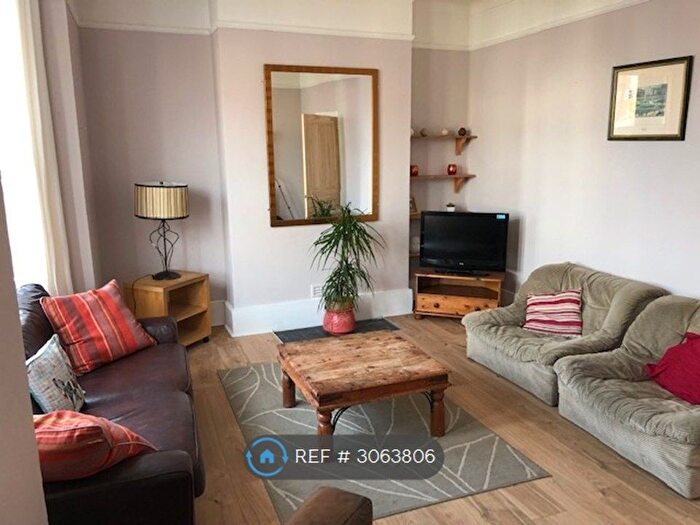 3 Bedroom Flat To Rent In Tooting, London, SW17
