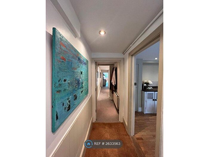 2 Bedroom Flat To Rent In Basement, London, SW8