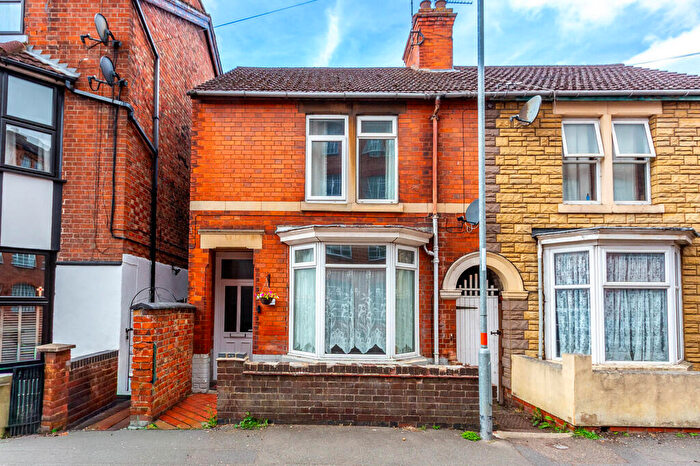 3 Bedroom Semi-Detached House For Sale In Cromwell Road, Rushden, NN10