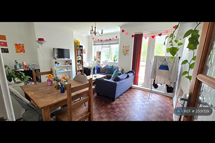 3 Bedroom Flat To Rent In Shaftesbury Court, London, N1