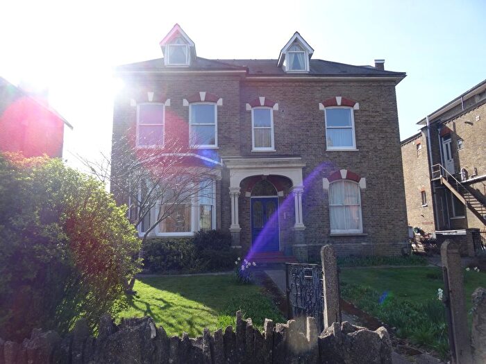 1 Bedroom Flat To Rent In Christ Church Road, Berrylands, Surbiton, KT5