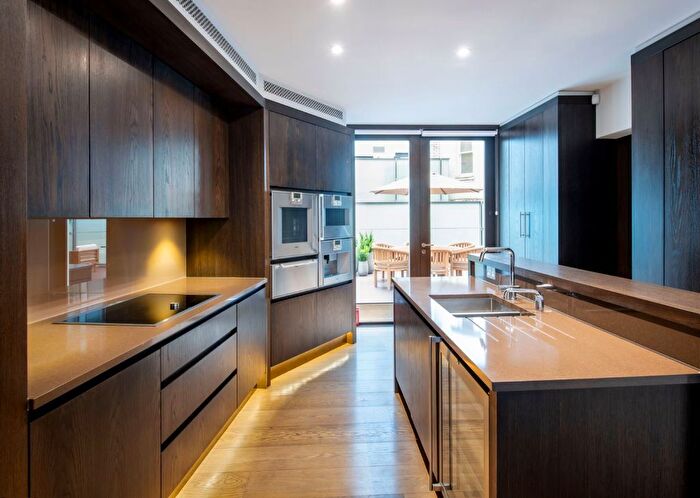 3 Bedroom Flat To Rent In Duke Street, Mayfair, W1K