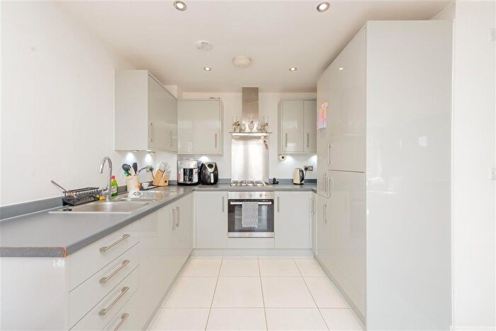 1 Bedroom Flat For Sale In Cross Street, Chatham, Kent, ME4
