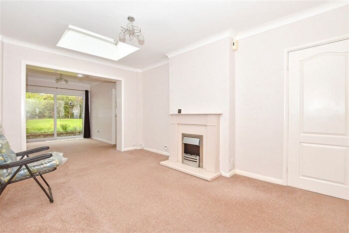 3 Bedroom Semi-detached Bungalow For Sale In Howard Drive, Maidstone, Kent, ME16