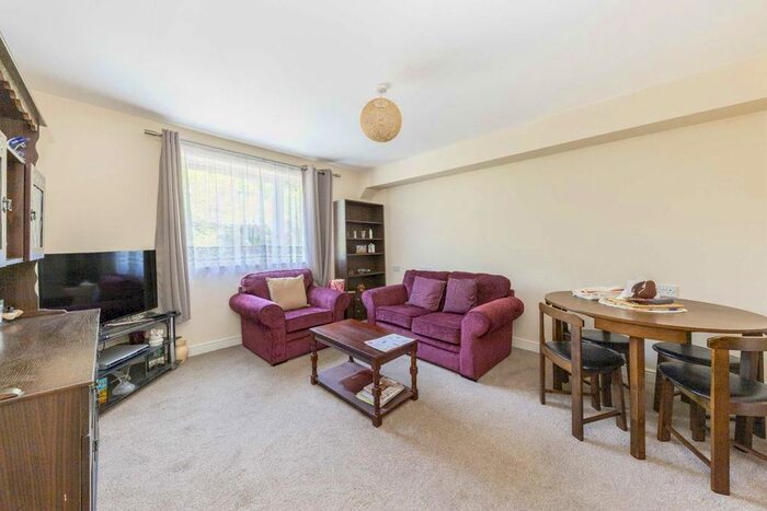 2 Bedroom Flat To Rent In Macmillan Way, London, SW17