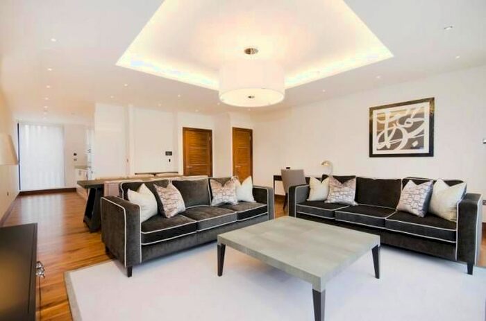 3 Bedroom Detached House To Rent In Garden Mews, Kew Bridge, Kew W4