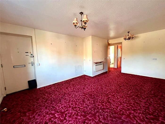 1 Bedroom Flat For Sale In Chasefield Close, Guildford, Surrey, GU4