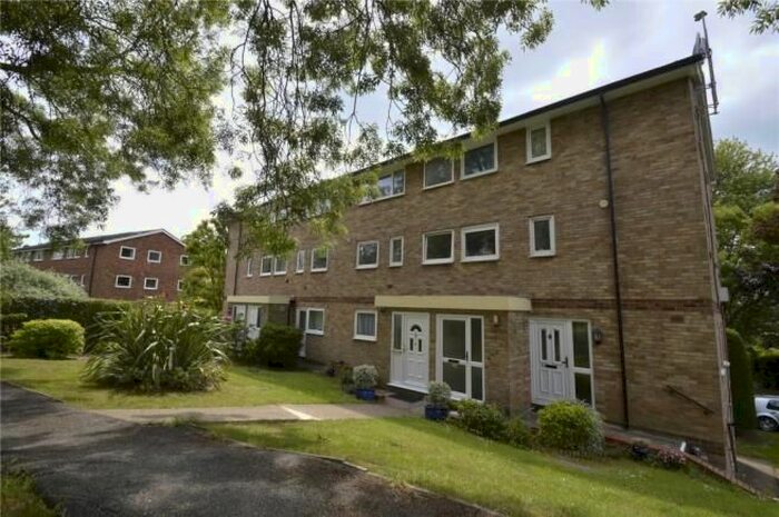 3 Bedroom Maisonette To Rent In Denham Close, Maidenhead, Berkshire, SL6