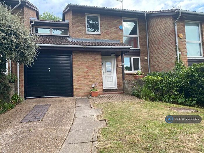 5 Bedroom Semi-Detached House To Rent In Reynolds Way, Croydon, CR0