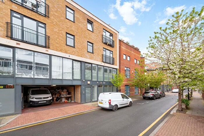2 Bedroom Maisonette To Rent In Bacon Street, London, E2
