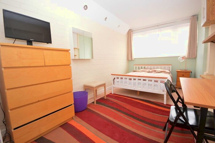 Studio To Rent In Franklin Close, London, SE27