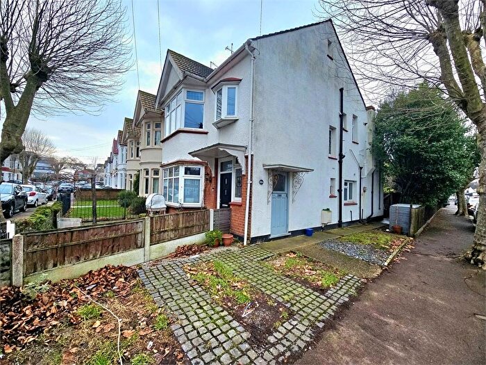 2 Bedroom Apartment For Sale In Grange Road, Leigh On Sea, Leigh On Sea, SS9