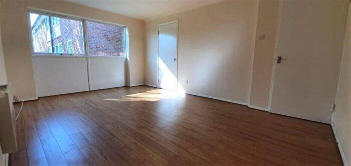 2 Bedroom Flat To Rent In Chalfont Close, Hemel Hempstead, HP2