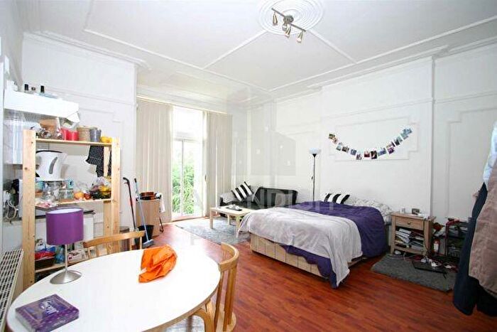 Flat To Rent In Manstone Road, West Hampstead, NW2