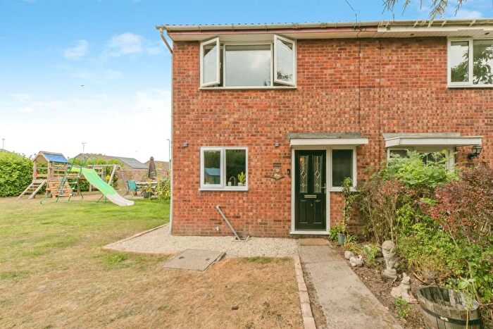 3 Bedroom Semi-Detached House For Sale In Oak Close, Uttoxeter, ST14