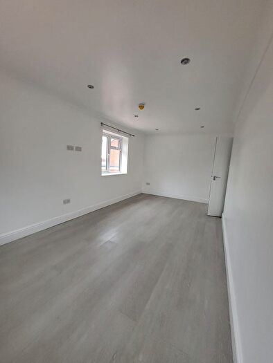 5 Bedroom Semi-Detached House To Rent In Highfield Close, London, NW9