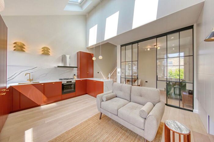 2 Bedroom Flat To Rent In Kelmscott Road, London, SW11