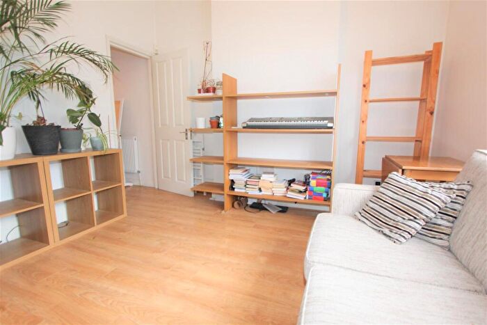 Studio To Rent In Green Lanes, Palmers Green, N13