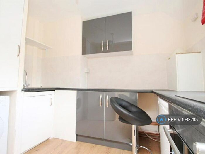 2 Bedroom Flat To Rent In High Street, London Colney, St. Albans, AL2
