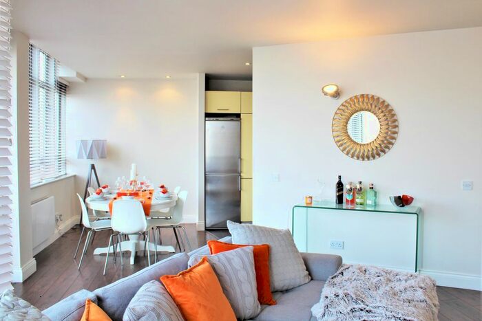 2 Bedroom Flat To Rent In Lawrence House, City Road, Clerkenwell, London, EC1V