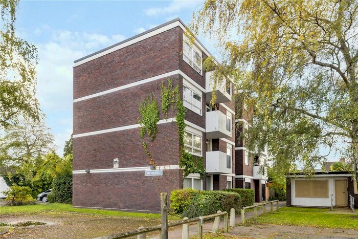 2 Bedroom Flat To Rent In Victoria Road, Kingston Upon Thames, Surrey, KT1