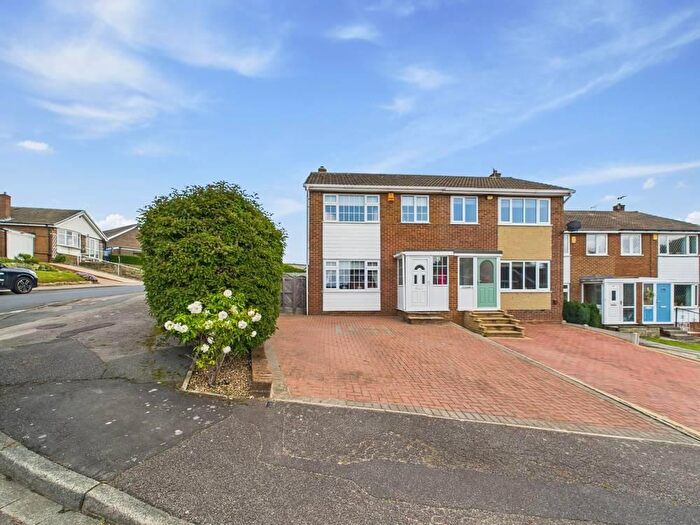 3 Bedroom Semi Detached House For Sale In Walnut Drive, Pontefract, WF8